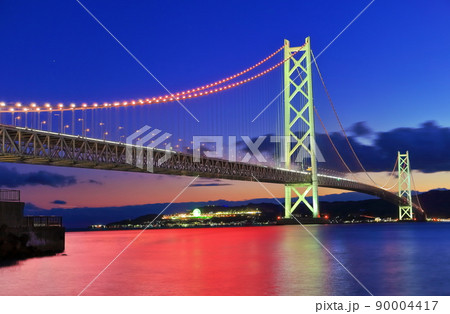 【兵庫県】ライトアップされた明石海峡大橋 【兵庫県】ライトアップされた明石海峡大橋 90004417