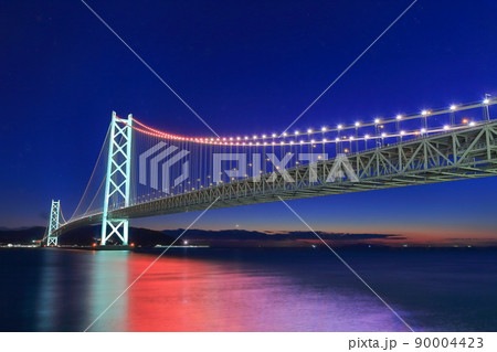 【兵庫県】ライトアップされた明石海峡大橋 90004423