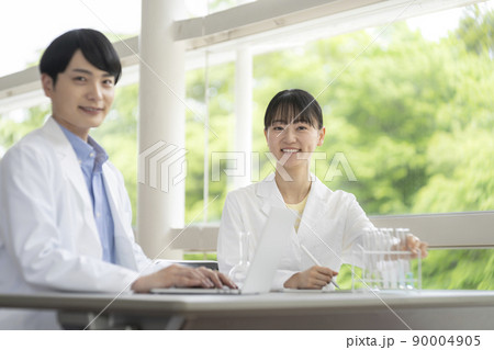 笑顔の白衣を着た若い男女 笑顔の白衣を着た若い男女 90004905