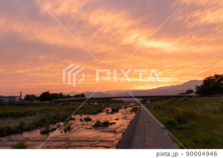 夕暮れの北信濃　須坂市の河川敷 90004946