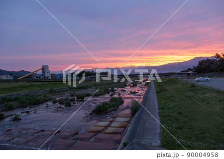 夕暮れの北信濃 須坂市の河川敷 夕暮れの北信濃 須坂市の河川敷 90004958