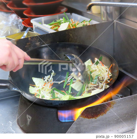 野菜炒め調理中 野菜炒め調理中 90005157