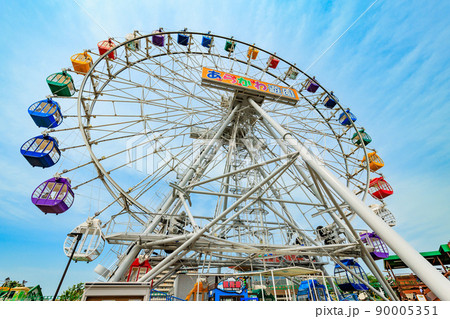 東京　荒川区　リニューアルした あらかわ遊園　のりもの広場の観覧車 90005351