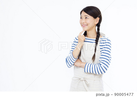 笑顔で悩んでいる30代の主婦 90005477