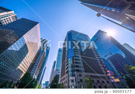 日本の東京都市景観 大手町の交差点から、青空に映える大手町のビジネス街を望む 日本の東京都市景観 大手町の交差点から、青空に映える大手町のビジネス街を望む 90005577