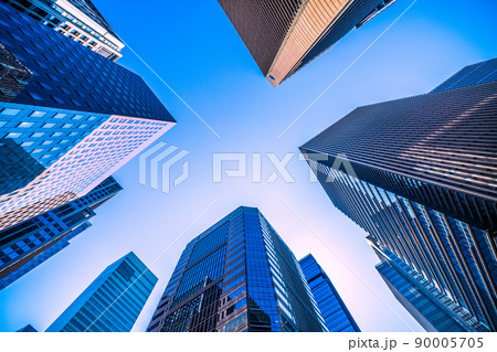 日本の東京都市景観　大手町の交差点から、青空に映える大手町や丸の内のビジネス街を望む 90005705