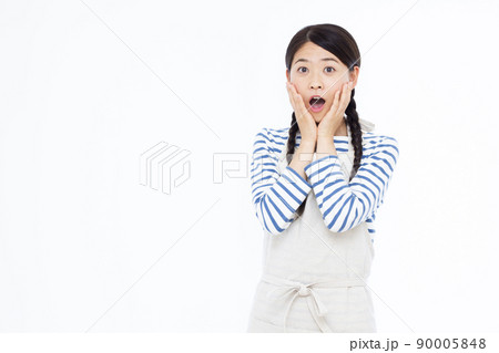 笑顔でビックリしている30代の主婦 笑顔でビックリしている30代の主婦 90005848