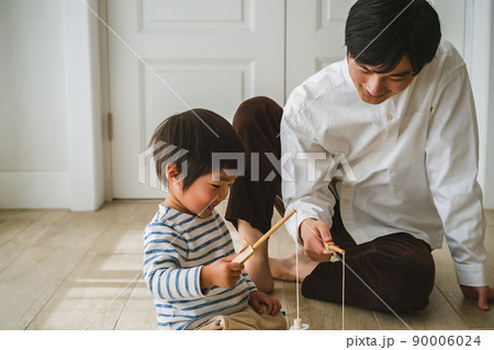 生後10ヶ月の男の子とパパ 生後10ヶ月の男の子とパパ 90006024