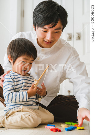 生後10ヶ月の男の子とパパ 生後10ヶ月の男の子とパパ 90006025