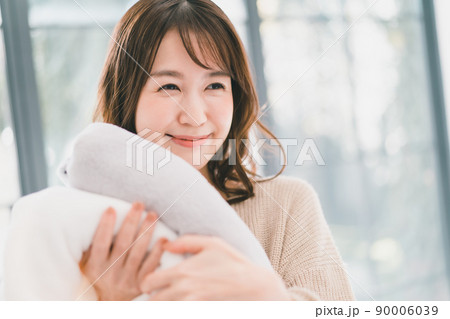 タオルを洗濯する女性 タオルを洗濯する女性 90006039