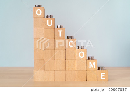 結果・効果のイメージ｜「OUTCOME」と書かれた積み木とコイン 90007057