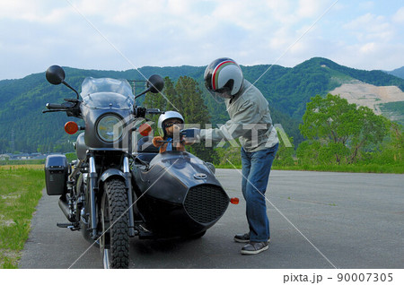 公園のパーキングでサイドカーの点検をするドライバー 公園のパーキングでサイドカーの点検をするドライバー 90007305