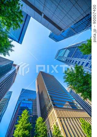 日本の東京都市景観　永代通りから、三井住友銀行東館や丸の内、大手町のビジネス街を望む 90007400