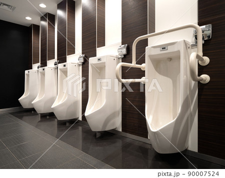 手すりがついた公衆トイレ 90007524