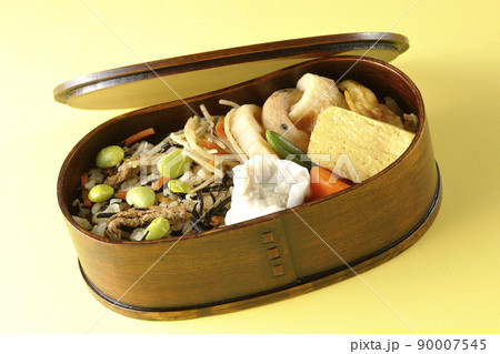 ひじきと枝豆のご飯、シュウマイや玉子焼き、煮物等たくさんのおかずが入っている幕の内弁当 ひじきと枝豆のご飯、シュウマイや玉子焼き、煮物等たくさんのおかずが入っている幕の内弁当 90007545