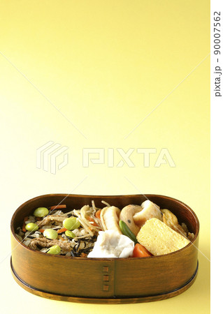 ひじきと枝豆のご飯、シュウマイや玉子焼き、煮物等たくさんのおかずが入っている幕の内弁当 ひじきと枝豆のご飯、シュウマイや玉子焼き、煮物等たくさんのおかずが入っている幕の内弁当 90007562