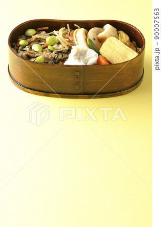 ひじきと枝豆のご飯、シュウマイや玉子焼き、煮物等たくさんのおかずが入っている幕の内弁当 ひじきと枝豆のご飯、シュウマイや玉子焼き、煮物等たくさんのおかずが入っている幕の内弁当 90007563
