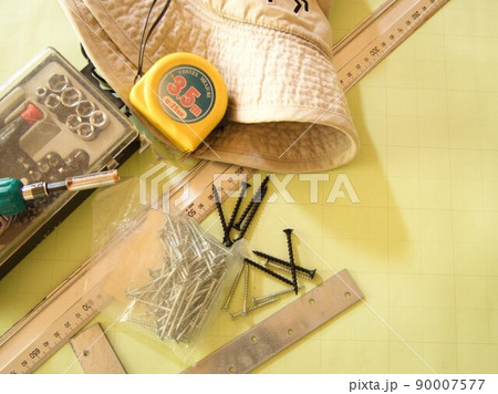 日曜大工 小道具と日よけ帽子 90007577