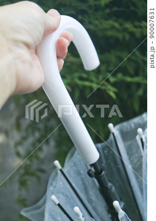 ビニール傘を手渡す　雨 90007631