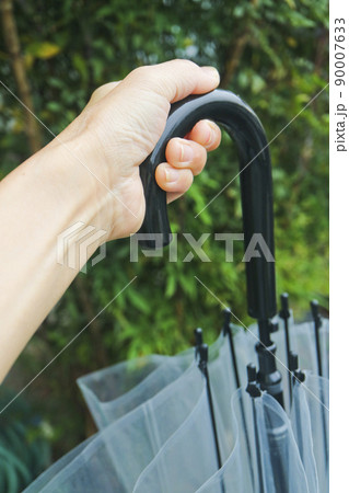 閉じたビニール傘を持つ手_雨 閉じたビニール傘を持つ手_雨 90007633