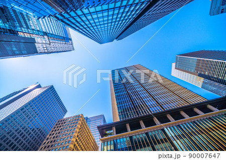 日本の東京都市景観　永代通りから、大手町駅前交差点のオフィスビル群などを望む 90007647