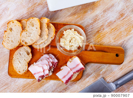 Sandwiches with salted pork belly and horseradish 90007907