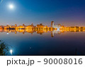 Reflection of the night city on the water surface. 90008016