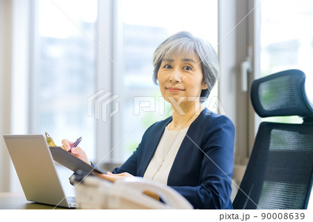 オフィスでデスクワークするシニア ビジネスウーマン オフィスでデスクワークするシニア ビジネスウーマン 90008639
