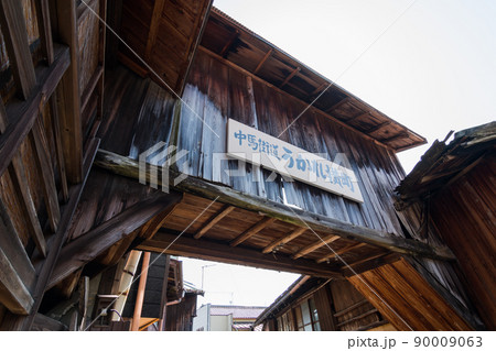 日本大正村の路地にある渡廊下 90009063