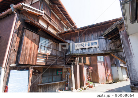 日本大正村の路地にある渡廊下 90009064