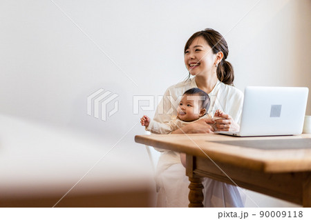 子育てをしながらリモートで働くお母さん 90009118