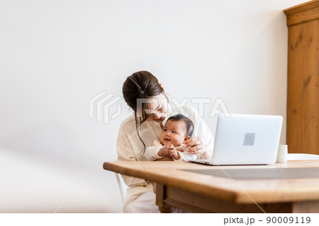 子育てをしながらリモートで働くお母さん 90009119