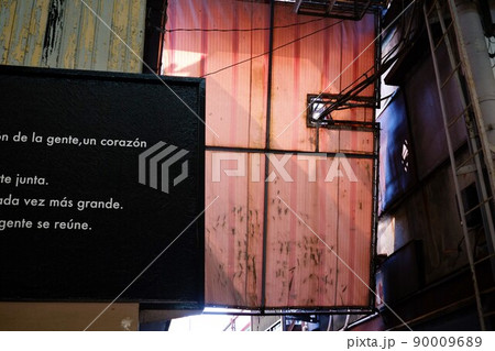 寂れた商店街の古びたテント 90009689