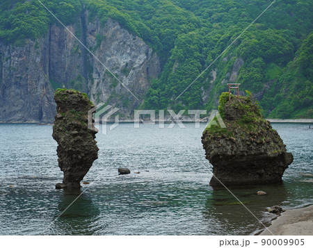 えびす岩と大黒岩/北海道余市町白岩町の海岸 えびす岩と大黒岩/北海道余市町白岩町の海岸 90009905