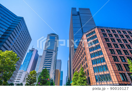 日本の東京都市景観　大手町ビルヂィング前の交差点からビジネス街を望む 90010127