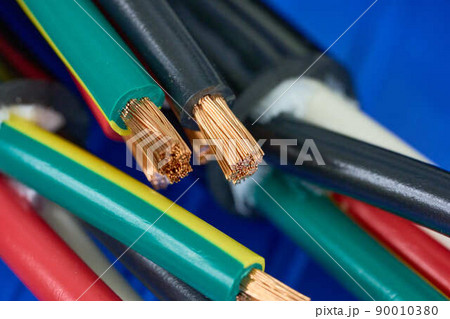 機械に配線するため加工中の電線 90010380