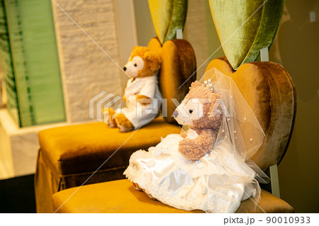 新郎新婦の椅子に座るベアのぬいぐるみ 90010933