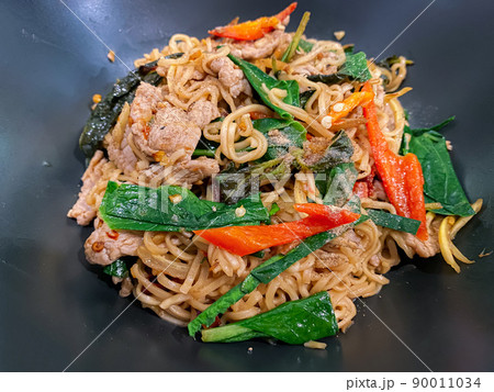 Noodle Drunken stir fried spicy with pork ready to eat 90011034