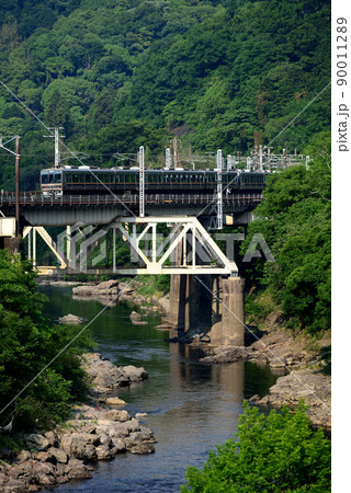 第四大和川橋梁を行く207系電車（ビビッド調） 90011289