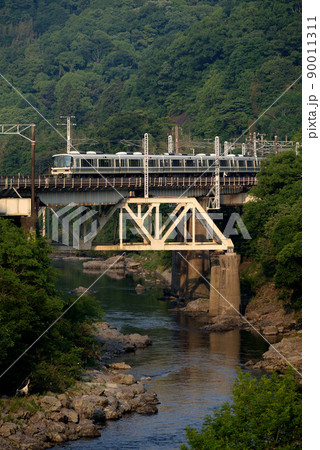 第四大和川橋梁を行く221系電車 第四大和川橋梁を行く221系電車 90011311