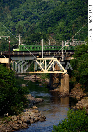 第四大和川橋梁を行く201系電車（ビビッド調） 90011315