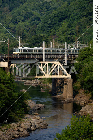 第四大和川橋梁を行く221系電車 90011317