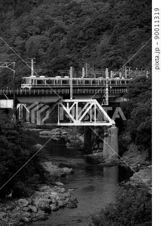 第四大和川橋梁を行く221系電車 第四大和川橋梁を行く221系電車 90011319