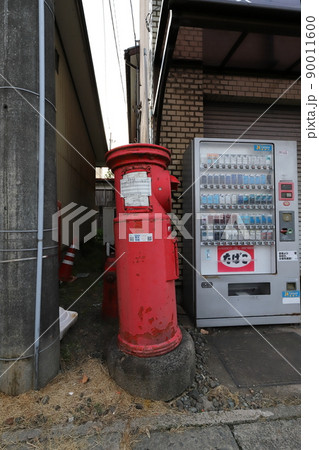 新潟　佐渡　丸ポストのある風景（小松屋商店）　 90011600