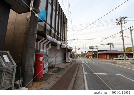 新潟　佐渡　丸ポストのある風景（小松屋商店）　 90011601