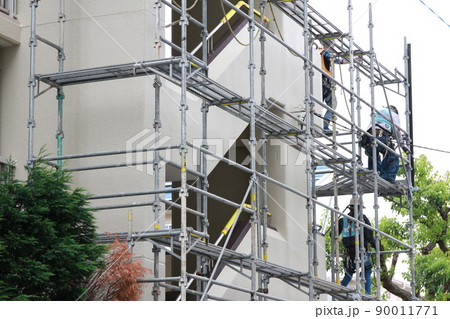 足場を設置し外壁工事中の市営今福南第2住宅 足場を設置し外壁工事中の市営今福南第2住宅 90011771