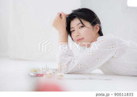 ビューティーイメージ スキンケアをする若い女性 ビューティーイメージ スキンケアをする若い女性 90011835