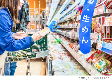 スーパーで買い物をする男女　中華麺・生めん・生餃子 90013127
