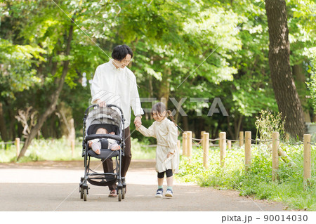 公園で遊ぶパパと子供 90014030