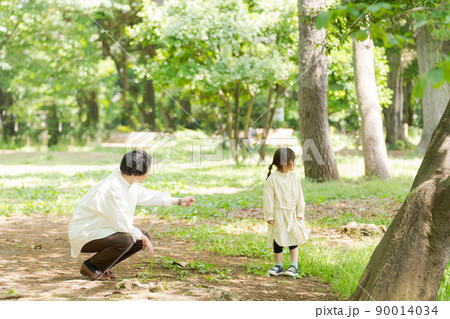 公園で遊ぶパパと子供 公園で遊ぶパパと子供 90014034